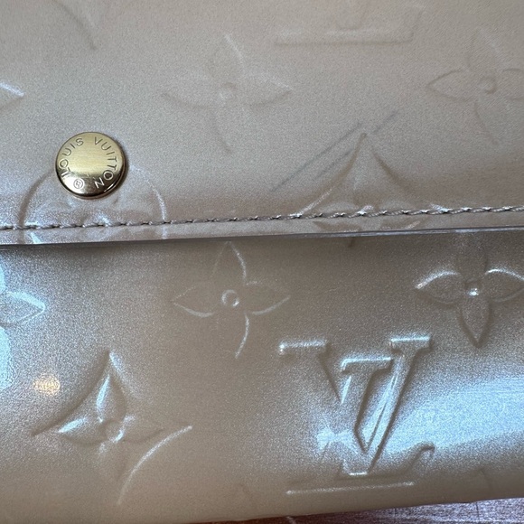 Authentic Louis Vuitton Vernis Porte
Long Bifold Wallet - Picture 5 of 14